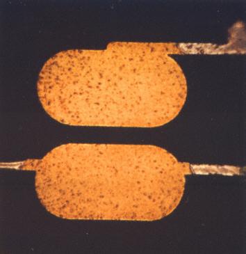 Knotenbildung der Ni-Barrier Schicht unter der Gold-Deckfläche